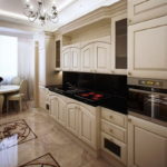 Tablier sombre dans une cuisine lumineuse