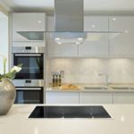 Vase gris avec des fleurs fraîches