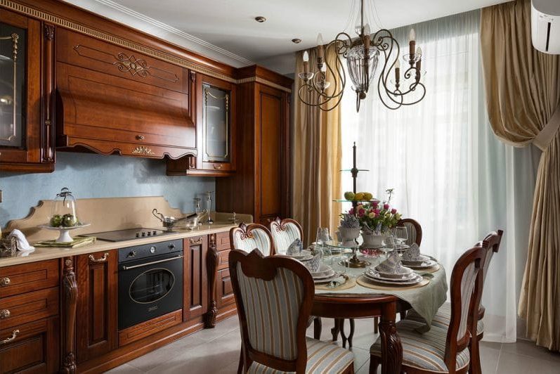 Bucătărie liniară cu tonuri de maro clasice