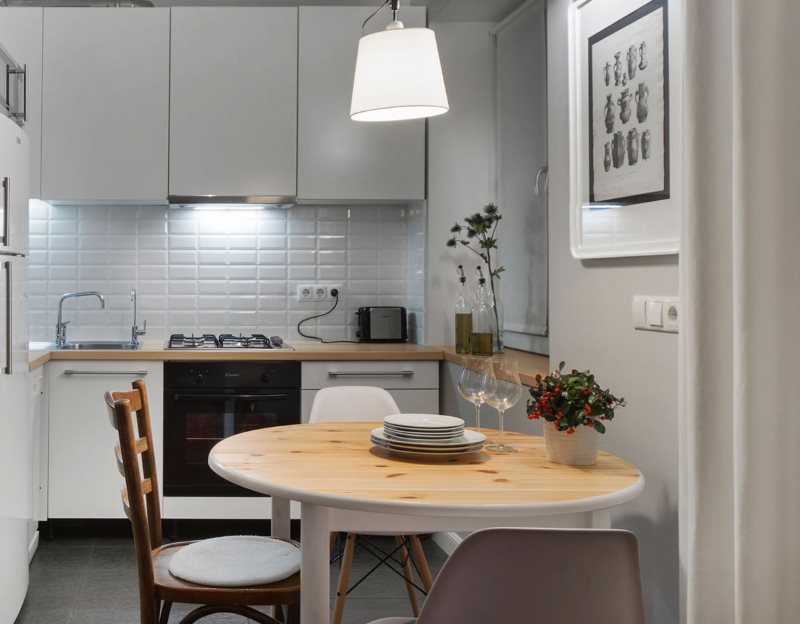 Modern tarzda küçük bir alanın köşe mutfağı