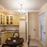 Meja kecil untuk makan malam keluarga