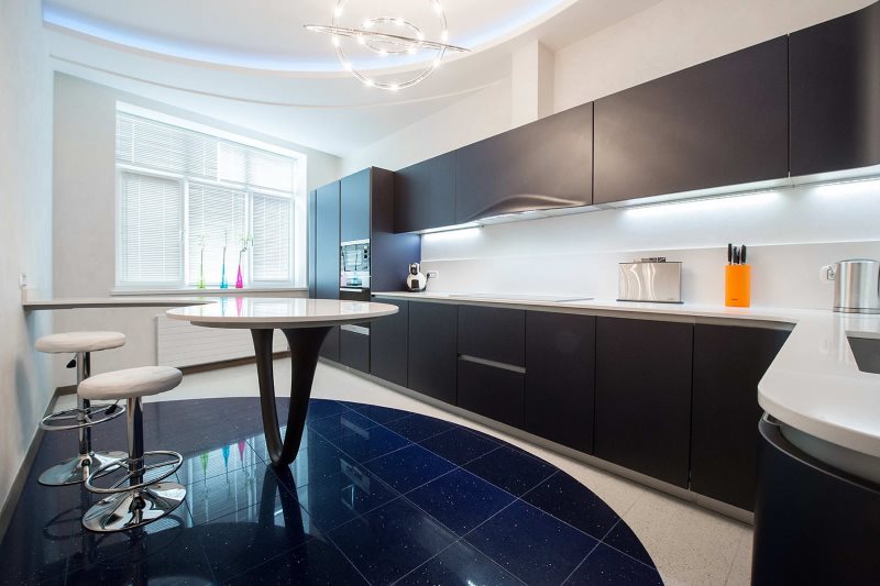 Unit dapur hitam matte dengan lantai seramik