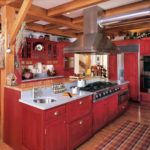 เฟอร์นิเจอร์ไม้เนื้อแข็งในห้องครัวที่กว้างขวางของบ้านในชนบท