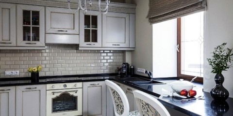 Dapur kecil dengan meja bukannya ambang tingkap