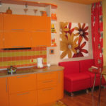 Canapé bordeaux et ensemble orange