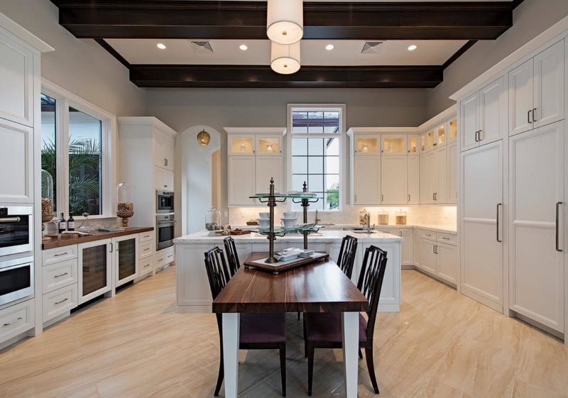 Modern bir mutfakta rahat aydınlatma organizasyonu