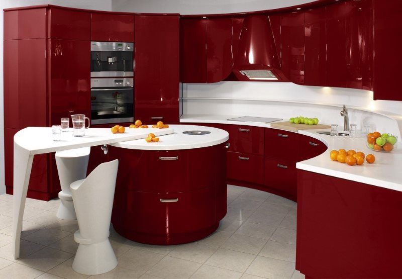 Dapur Burgundy dengan countertop putih