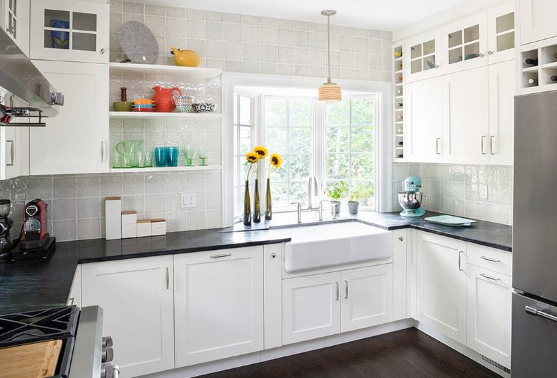 Modern bir ev penceresinde lavaboya klasik mutfak