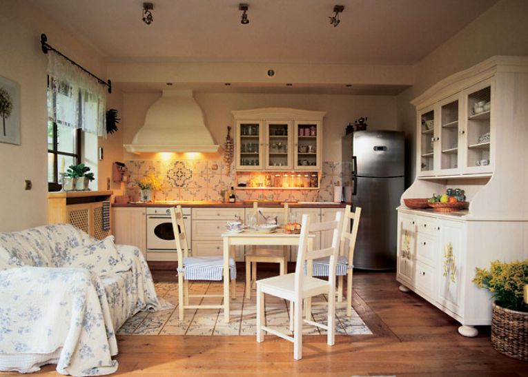 ผ้าคลุมเตียงลายดอกไม้บนโซฟาของห้องครัวในสไตล์โพรวองซ์