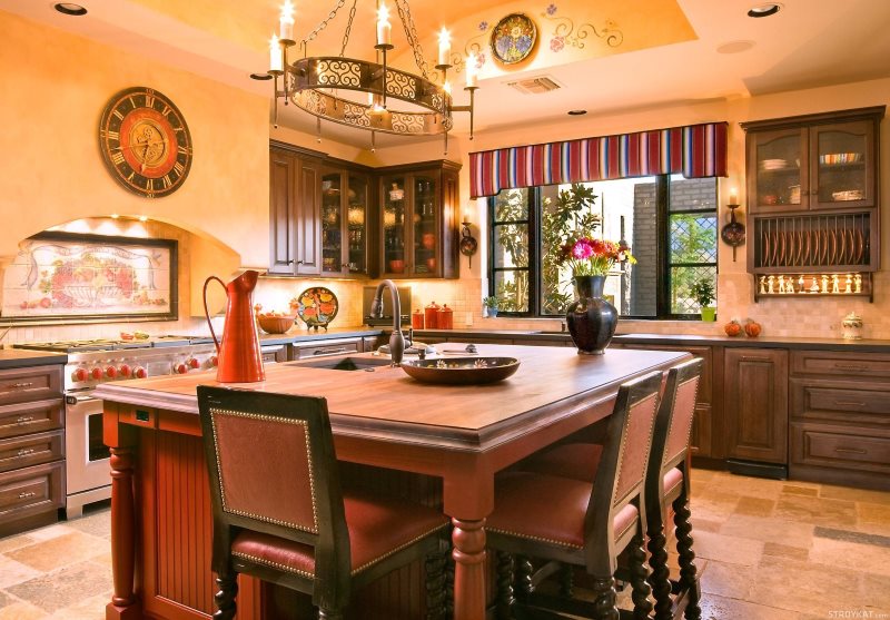 ห้องครัวสไตล์เมดิเตอร์เรเนียนที่กว้างขวาง