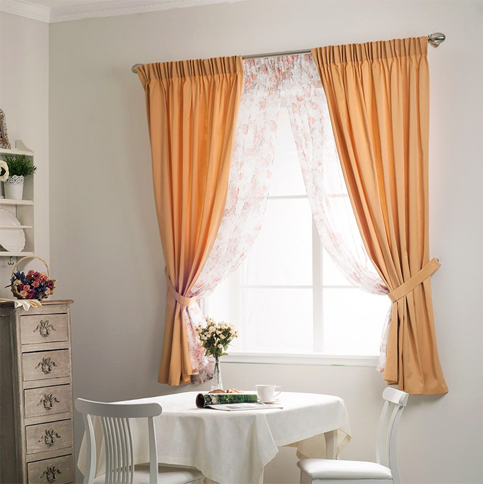 ผ้าม่านสั้นไปที่ windowsill ในห้องครัวสไตล์คันทรี