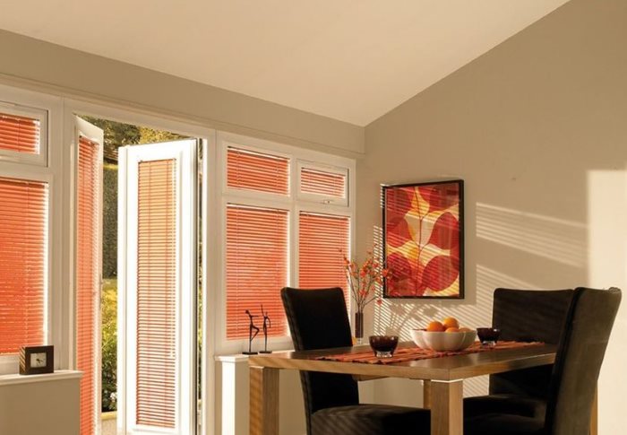 พื้นที่รับประทานอาหารกว้างขวางพร้อมผ้าม่านพีช