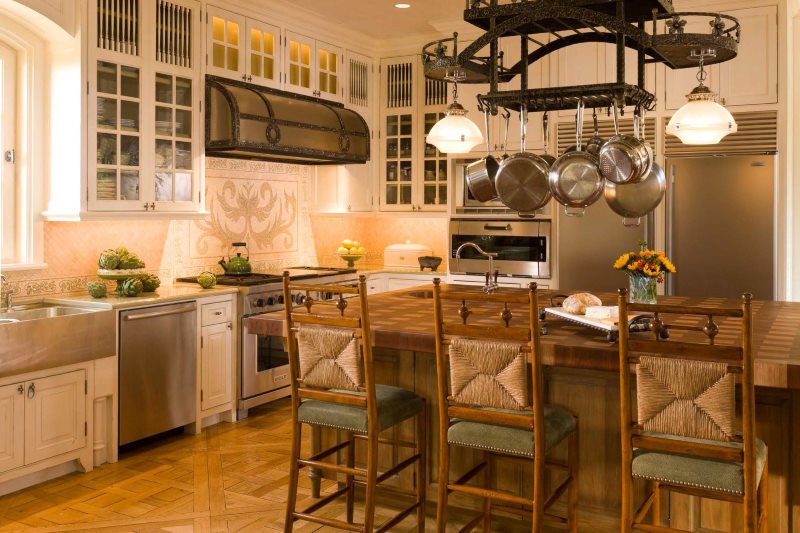 พีชผ้ากันเปื้อนในห้องครัวสไตล์เมดิเตอร์เรเนียน