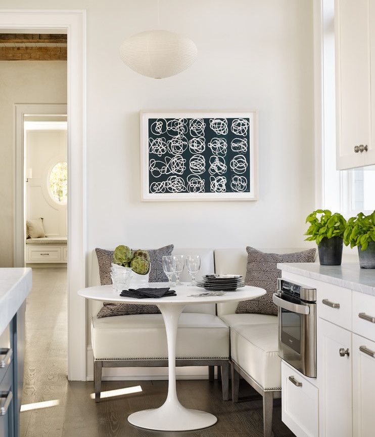 Στρογγυλό πλαστικό τραπέζι μπροστά από τον γωνιακό καναπέ κουζίνας