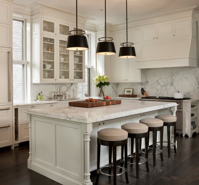 Beyaz bir mutfak siyah tavan ışıkları