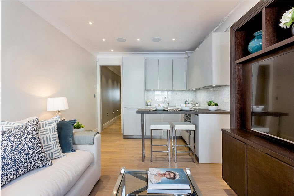 Conception de cuisine étroite avec canapé à lumière directe