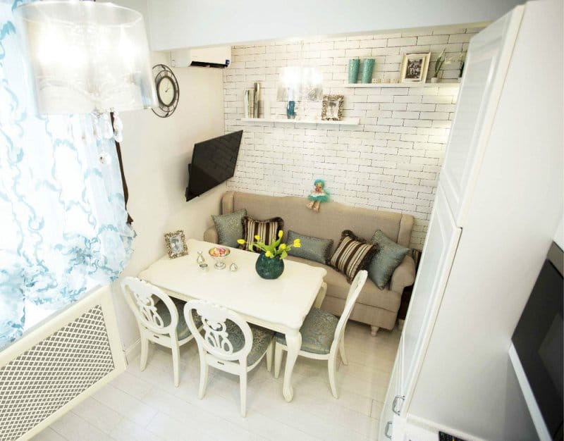 Καλή κουζίνα με απευθείας καναπέ στην τραπεζαρία