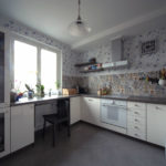 Gray floor in the kitchen without hanging cabinets