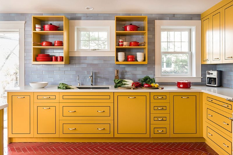 Hidangan merah dalam kabinet kuning tanpa pintu