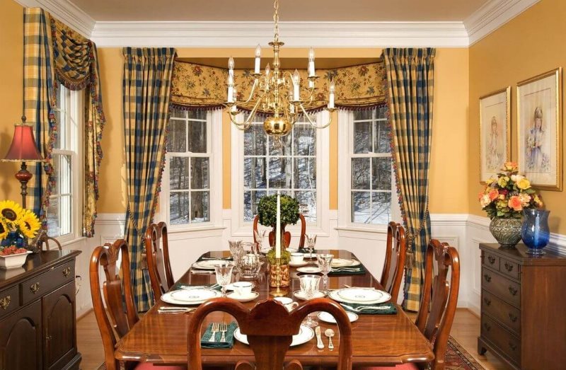 Cumba ile mutfak penceresindeki bir kafeste perdeler