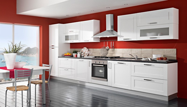 การรวมกันของชุดหูฟังสีขาวและผนังสีแดง