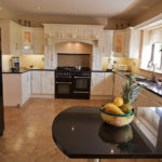 Karanlık tezgahı ile beyaz kulaklık