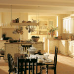 Bir kır evinin mutfağında doğal aydınlatma