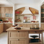 Özel bir evin mutfağının iç ahşap mobilyalar