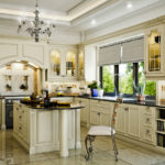 Mutfak penceresindeki gri Roma perdeleri