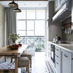 Büyük pencereli dar mutfak