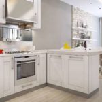 Modern bir mutfakta bir yarımada ile beyaz süit