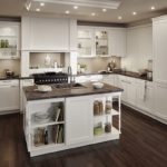 Lavabo ve açık rafları ile mutfak ada