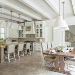 Mutfak tavanında beyaz kirişler