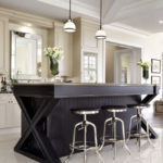 Ayarlanabilir koltuk yüksekliğine sahip bar tabureleri