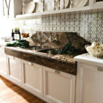 Mutfak rafındaki porselen tabaklar