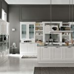 Gri duvarlar arka plan üzerinde beyaz mobilya