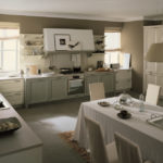 Yemek masası üzerinde beyaz masa örtüsü