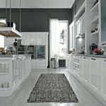 Klasisizm tarzında modern bir mutfak tasarımı