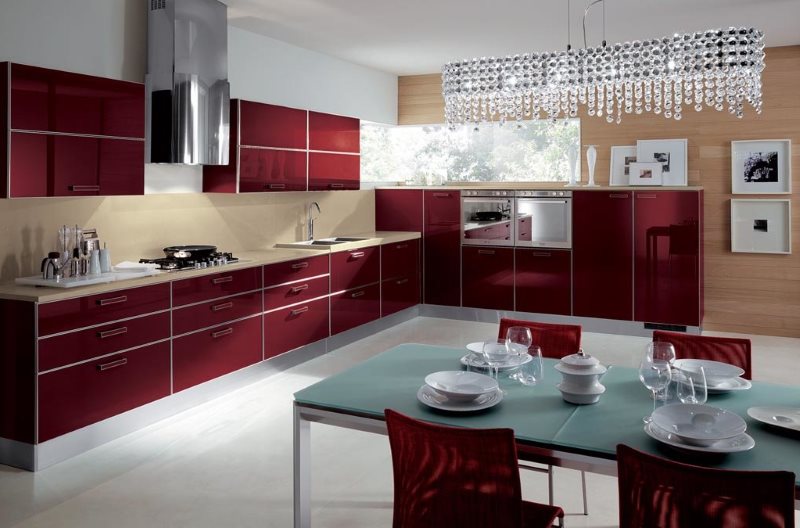 Kandil kaca di siling dapur dengan set burgundy