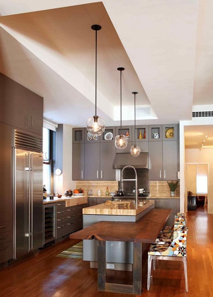 Lumini pandantive deasupra insulei de bucătărie cu chiuvetă