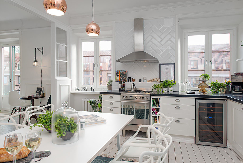 Cuisine spacieuse avec des meubles scandinaves blancs