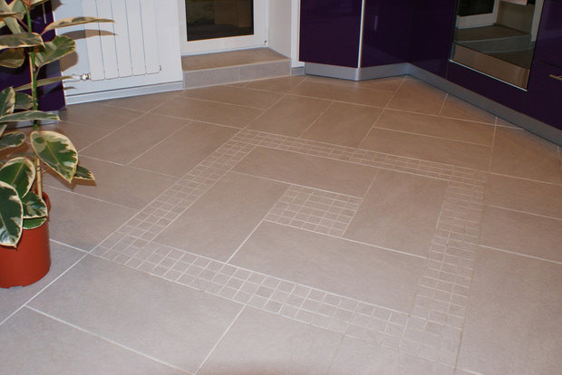 Lantai jubin seramik yang besar dengan sisipan kecil