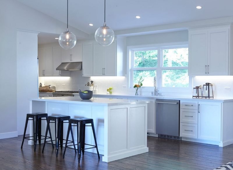 Modern klasik tarzda mutfak beyaz duvarları