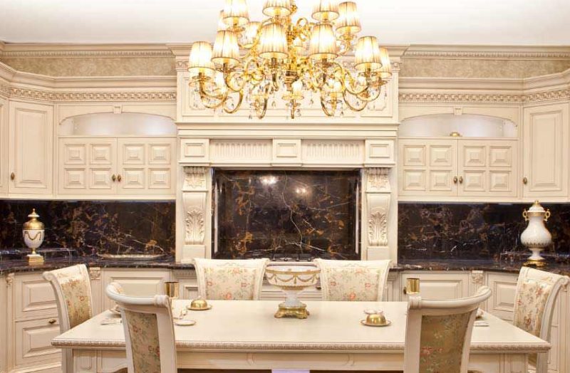 Klasik mobilyalarla mutfakta karanlık önlük