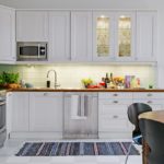 Éclairage du plan de travail dans une cuisine lumineuse