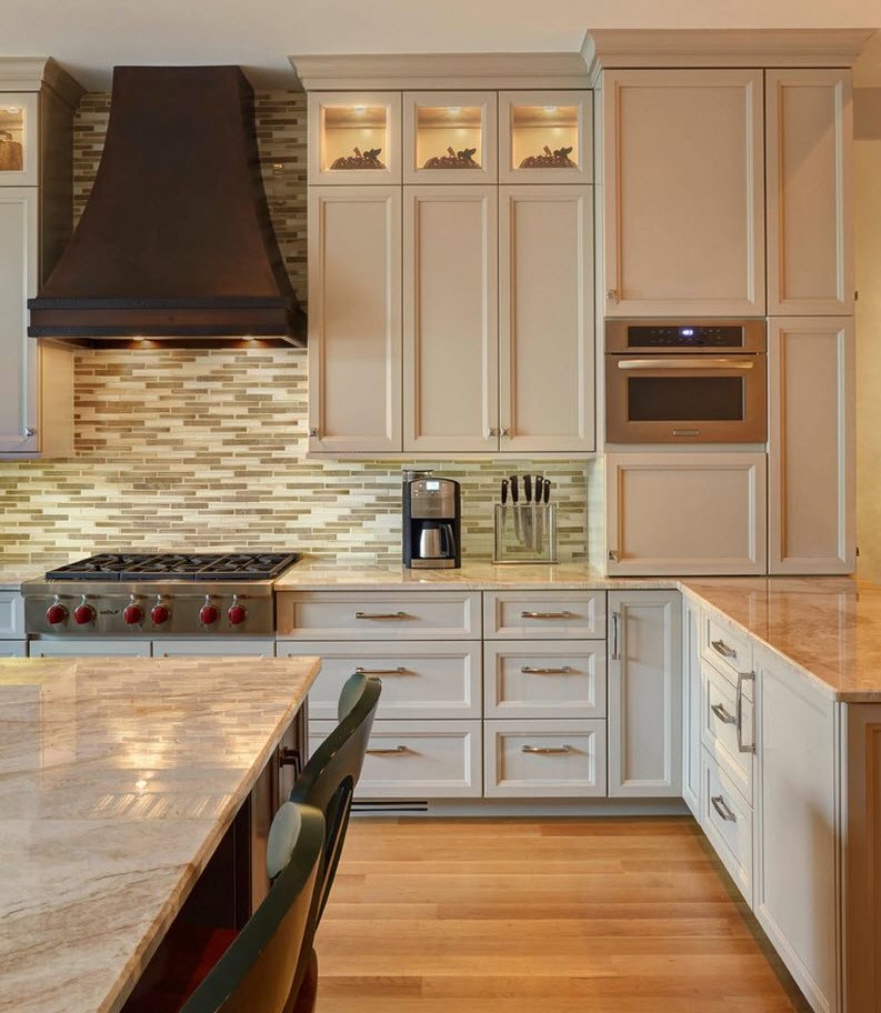 Klasik bir mutfakta bir gaz sobası üzerinde siyah kukuleta