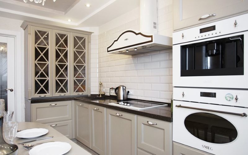 Modern bir klasik tarzda bir kukuleta ile parlak mutfak