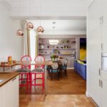 Cadeiras vermelhas em uma cozinha branca