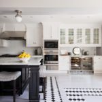 Chão preto e branco na cozinha de uma casa particular