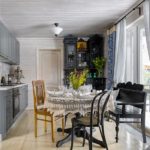 Móveis pretos sobre um piso de madeira